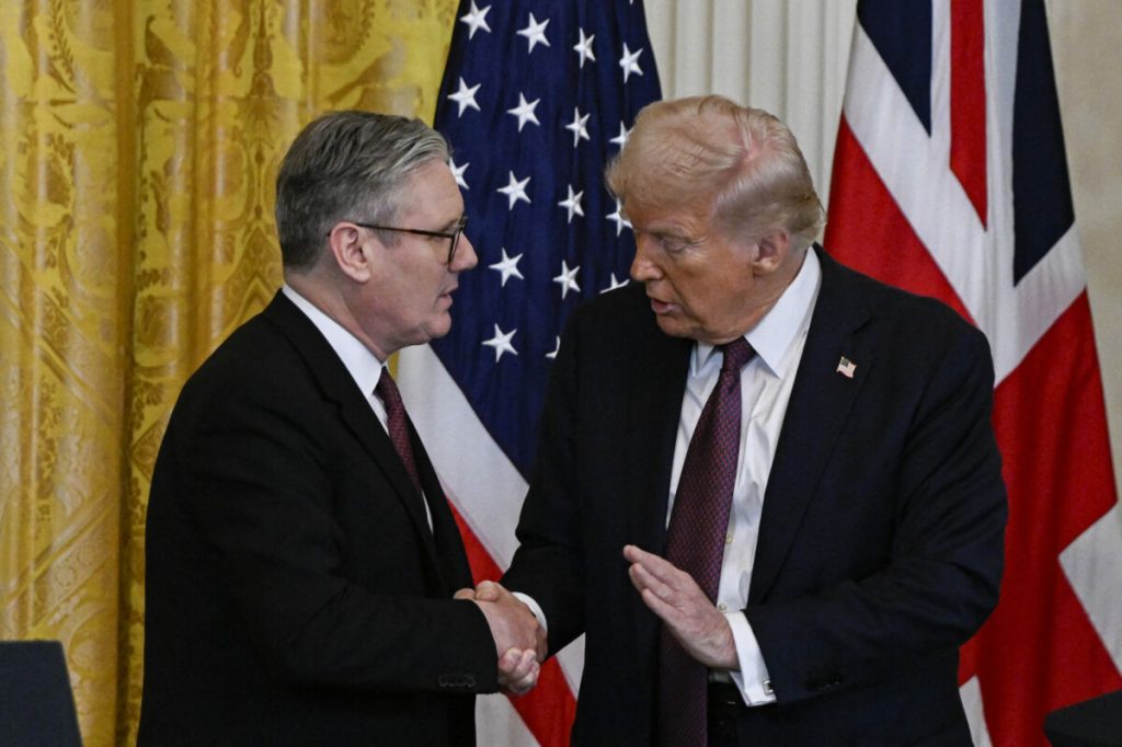 Prim-ministrul britanic Keir Starmer a criticat fluctuațiile prețurilor la energie din Regatul Unit, atribuindu-le acțiunilor foștilor lideri, Donald Trump și Vladimir Putin