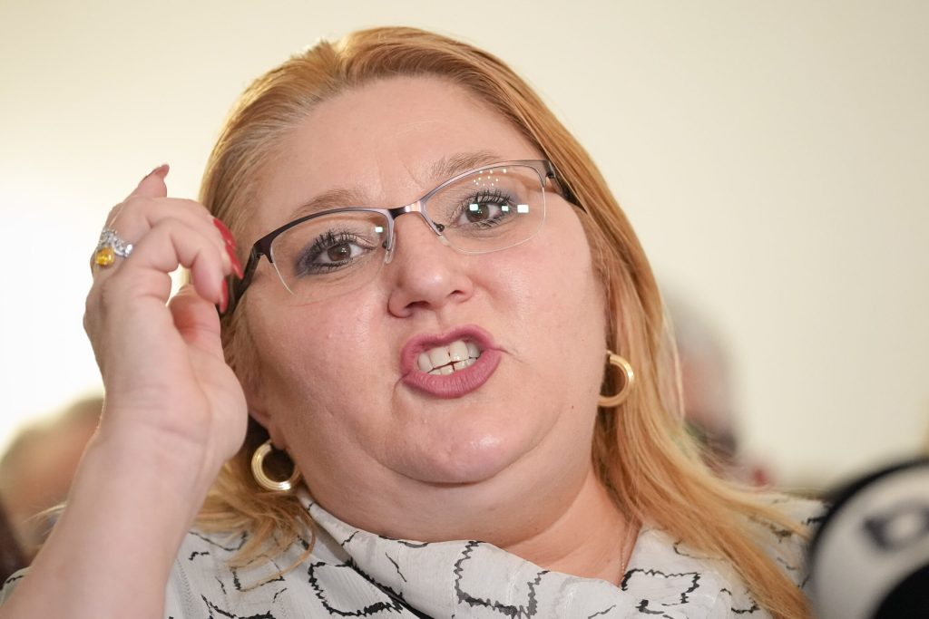 Europarlamentarul Diana Iovanovici-Șoșoacă, liderul partidului SOS România, a anunțat public că refuză orice formă de colaborare cu partidele din actuala coaliție de guvernare