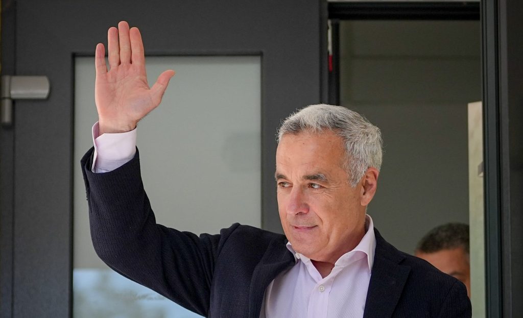 Călin Georgescu, fost candidat la președinția României, critică vehement modul în care țara noastră gestionează plata datoriei pentru vaccinurile Pfizer, exprimând îngrijorări cu privire la rapiditatea plății și la împrumuturile contractate