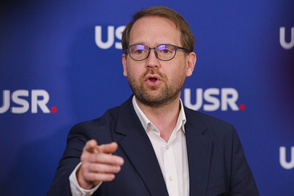 Dominic Fritz, președintele USR, acuză PSD de „jocuri de putere” și avertizează asupra unei crize politice care ar putea sărăci România Dominic Fritz, liderul USR, a transmis un mesaj dur PSD-ului, duminică seară, în care a anunțat că formațiunea sa politică nu va participa la ceea ce a numit „schemele cinice” ale social-democraților
