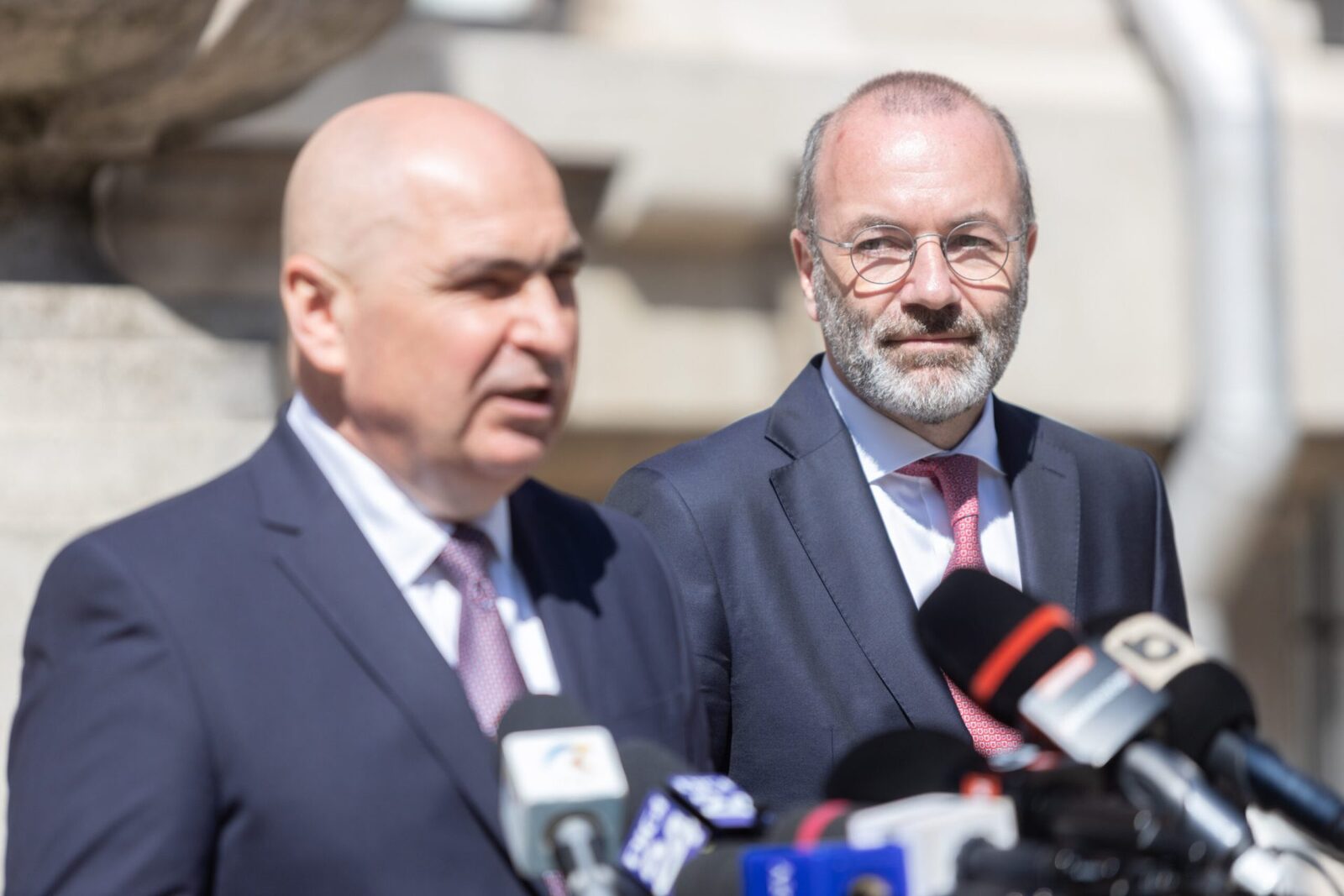 Șeful PPE, Manfred Weber, critică PSD și îl laudă pe premierul Bolojan Șeful Partidului Popular European (PPE), Manfred Weber, a criticat dur Partidul Social Democrat (PSD) pentru îndepărtarea de angajamentele pro-europene