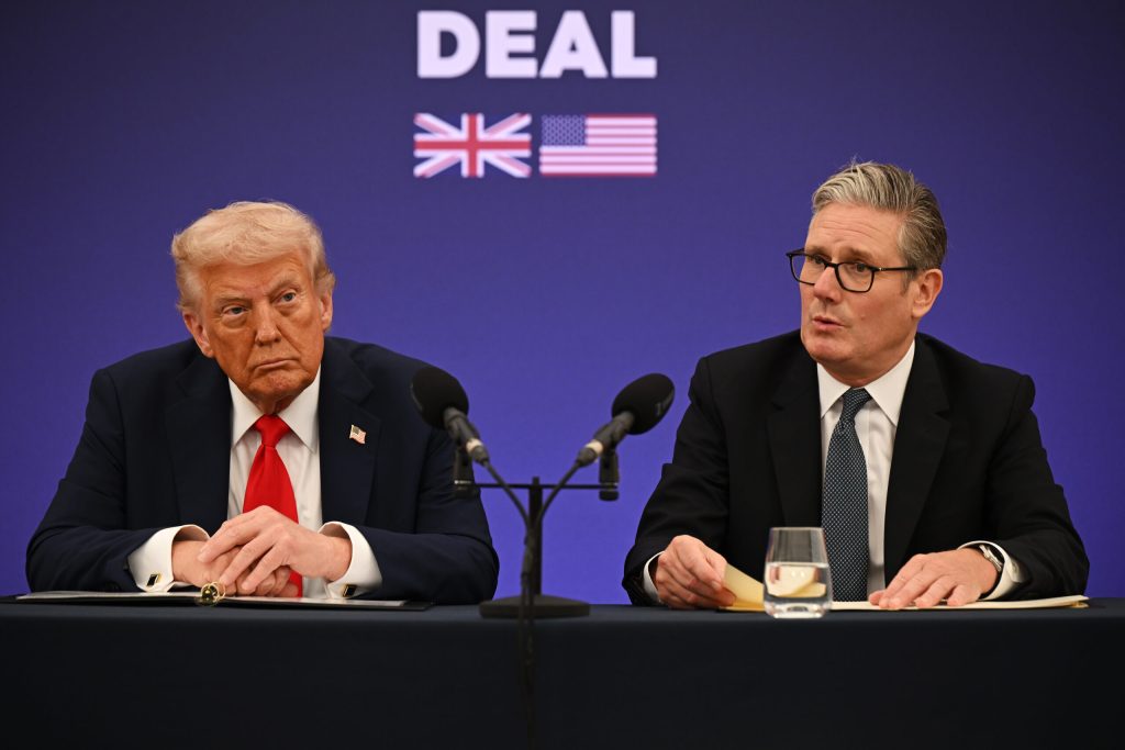 Premierul britanic Keir Starmer a respins amenințările lui Donald Trump de a retrage Statele Unite din NATO, în cadrul unei vizite în Golf care a inclus discuții despre armistițiul provizoriu și redeschiderea strâmtorii Ormuz