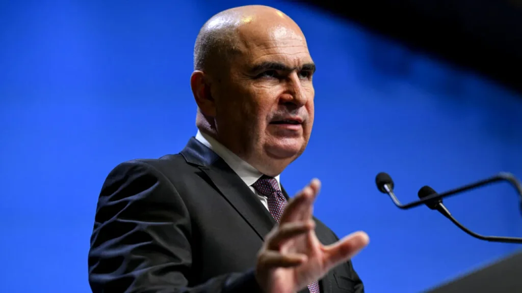 PSD retrage sprijinul politic: Guvernul Bolojan, în căutare de soluții Premierul Ilie Bolojan a declarat că se află în căutarea unor soluții pentru a menține funcționarea guvernului, după ce Partidul Social Democrat (PSD) și-a retras sprijinul politic