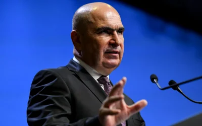 PSD retrage sprijinul politic: Guvernul Bolojan, în căutare de soluții Premierul Ilie Bolojan a declarat că se află în căutarea unor soluții pentru a menține funcționarea guvernului, după ce Partidul Social Democrat (PSD) și-a retras sprijinul politic