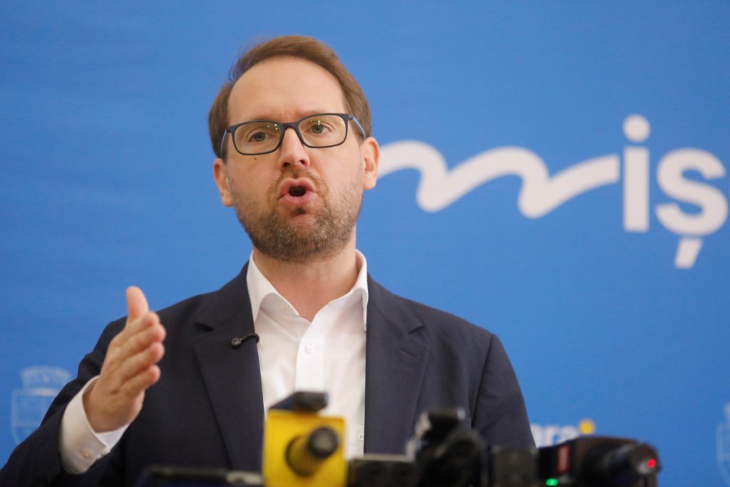 DOMINIC FRITZ, PREȘEDINTELE USR, A ATACAT PSD: „SĂ-ȘI RETRAGĂ TOȚI OAMENII, TOATE AMANTELE ȘI PILELE” DOMINIC FRITZ, președintele Uniunii Salvați România (USR), a lansat un atac dur la adresa Partidului Social Democrat (PSD), cerând social-democraților să își asume în totalitate decizia de a retrage sprijinul politic pentru Ilie Bolojan