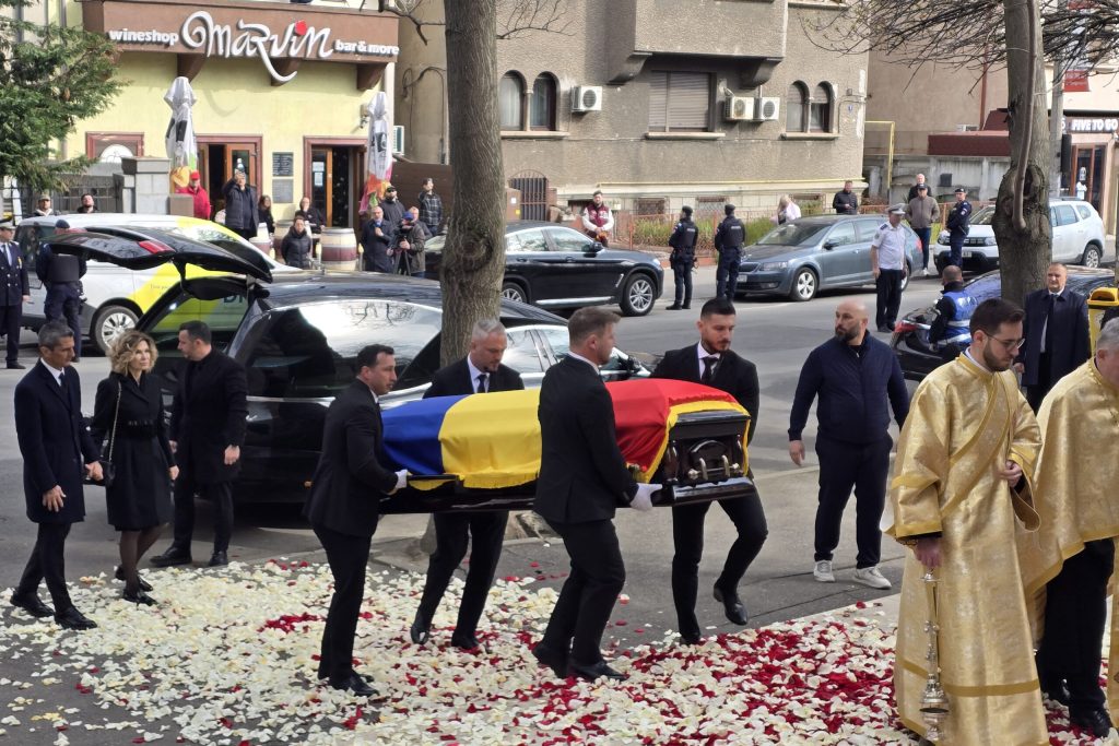 Fostul selecționer Mircea Lucescu a fost condus pe ultimul drum vineri, la Cimitirul Bellu din București