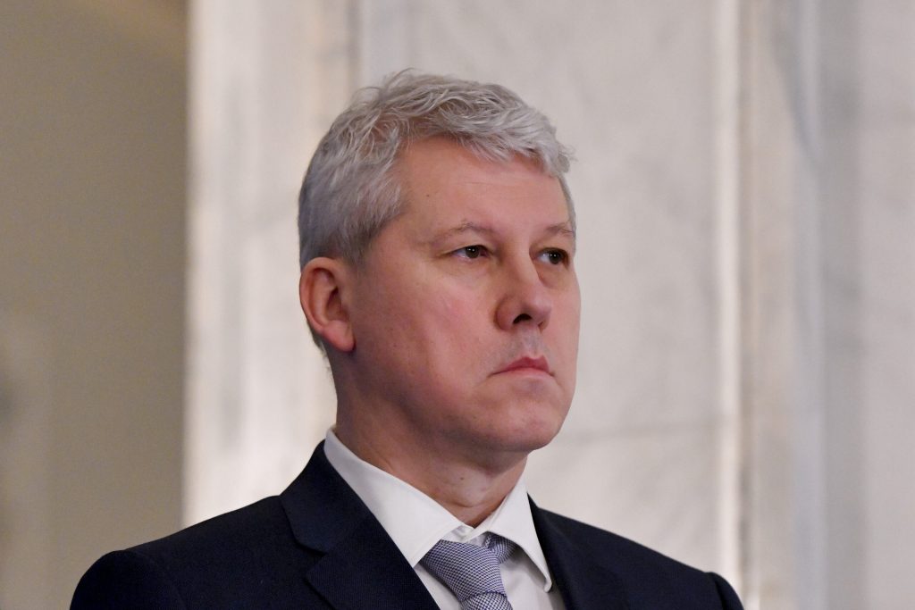 Ministrul de Interne, Cătălin Predoiu, a respins vehement posibilitatea de a prelua funcția de prim-ministru, declarând că o astfel de opțiune nu a fost discutată în interiorul Partidului Național Liberal (PNL)