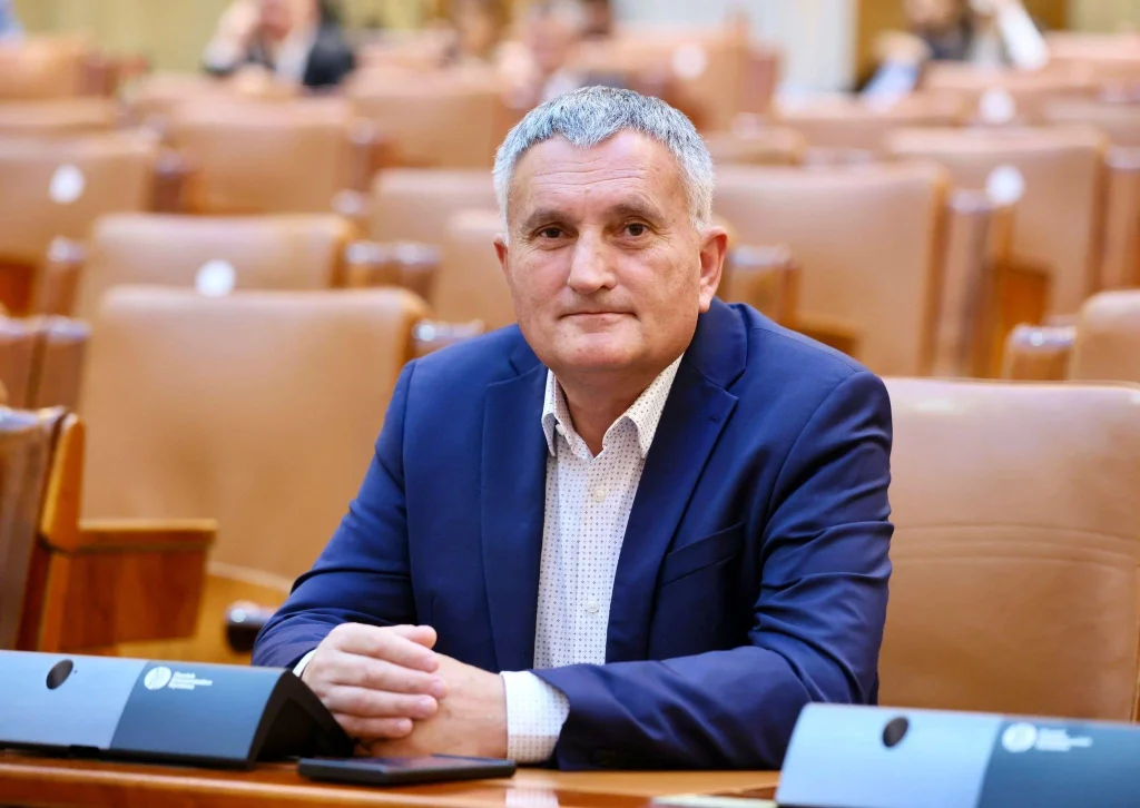 Deputatul Cristian Buican, chemat la mobilizare militară Deputatul PNL de Vâlcea, Cristian Buican, a anunțat că a primit ordinul de chemare la mobilizare, stârnind controverse și ridicând semne de întrebare cu privire la posibile influențe politice