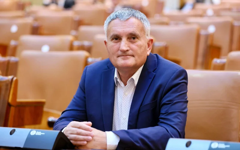 Deputatul Cristian Buican, chemat la mobilizare militară Deputatul PNL de Vâlcea, Cristian Buican, a anunțat că a primit ordinul de chemare la mobilizare, stârnind controverse și ridicând semne de întrebare cu privire la posibile influențe politice