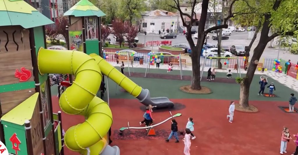 Sectorul 5: Două locuri de joacă, refăcute după lucrări, își așteaptă micii vizitatori