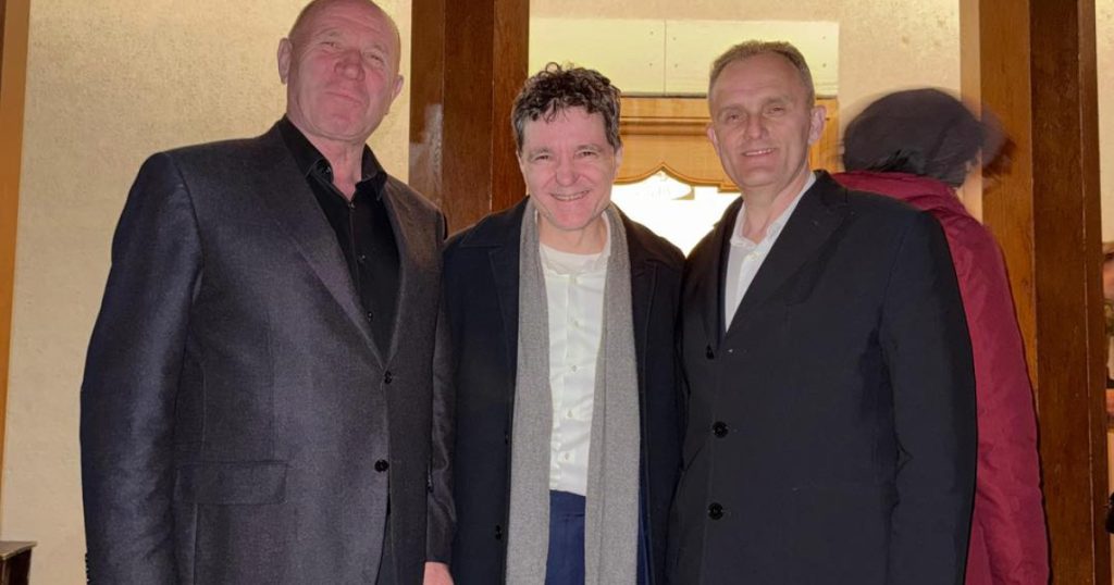 Președintele Nicușor Dan, surprins la Mănăstirea Cornu în Vinerea Mare, lângă membri PSD Președintele României, Nicușor Dan, a fost prezent în Vinerea Mare la Mănăstirea Cornu, unde a fost fotografiat alături de președintele Consiliului Județean Prahova, Virgiliu Nanu, și de primarul localității, Cornel Nanu, ambii membri PSD