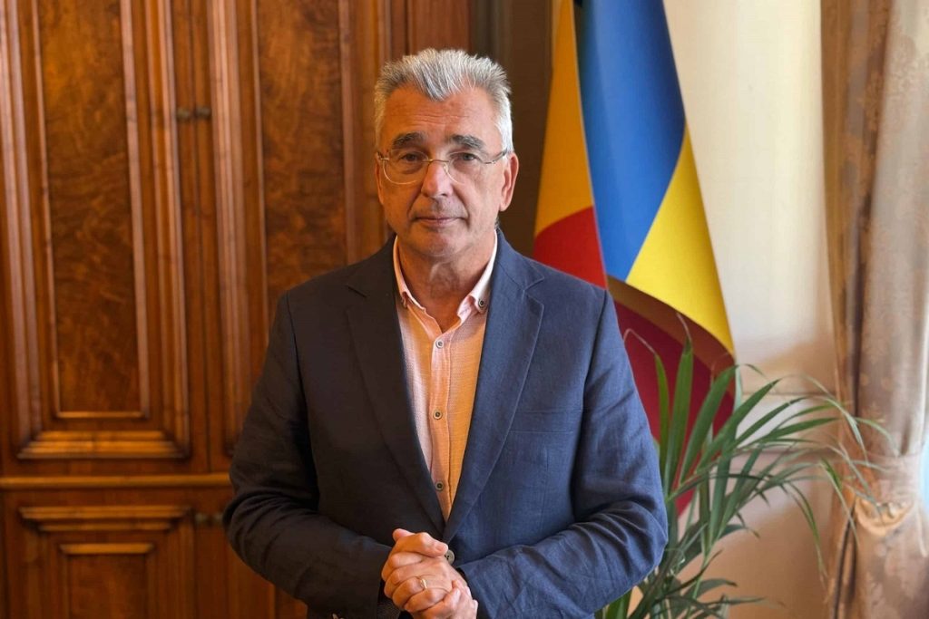 Nicușor Dan, pus la zid de Petrișor Peiu pentru poziția față de AUR Petrișor Peiu a criticat vehement modul în care președintele Nicușor Dan gestionează relațiile politice, sugerând că acesta ar trebui să se comporte mai reținut în declarații