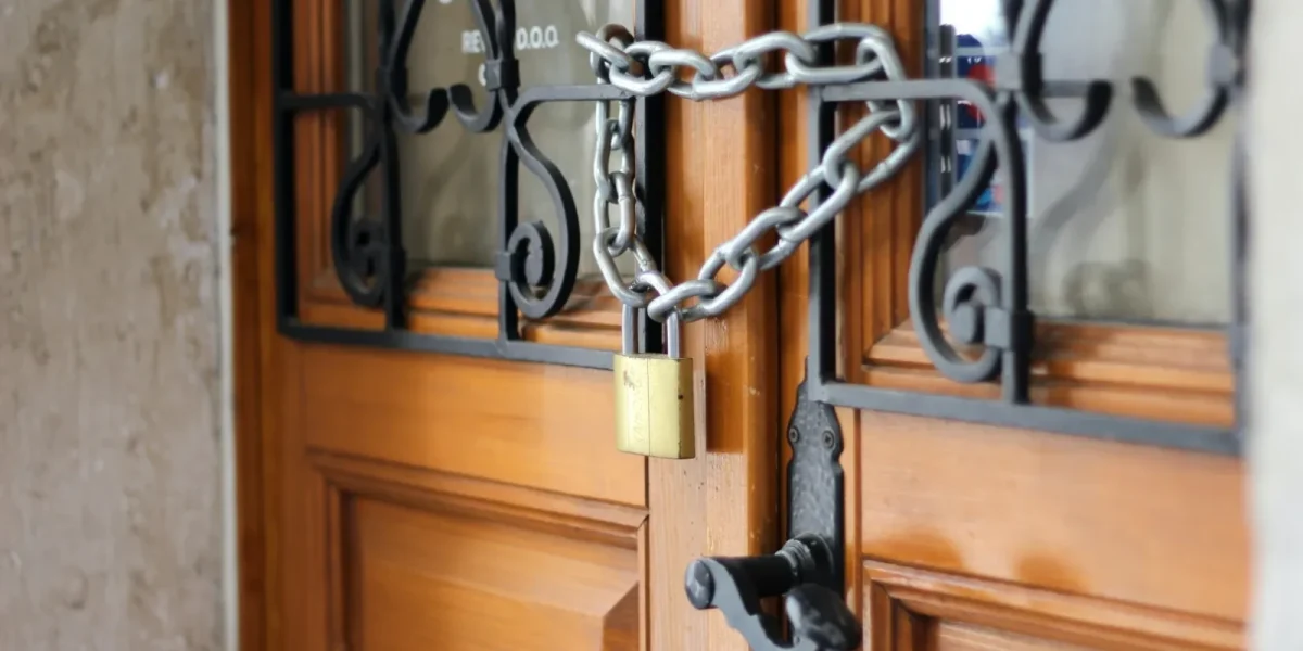 afacere-inchisa-cu-lacat_YfPQq.webp.webp - RevistaPolitica