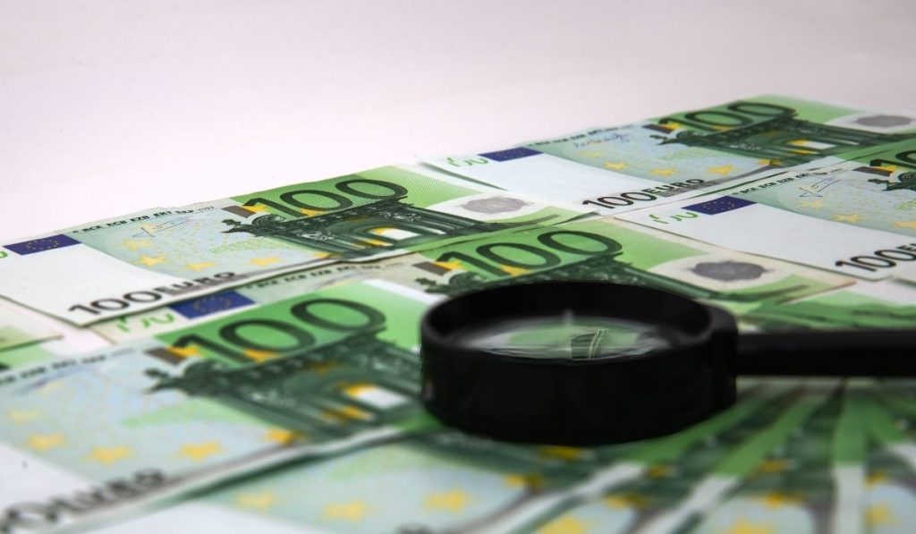 Guvernul României ar putea amâna implementarea unui nou sistem european de taxare a emisiilor de carbon, ceea ce ar putea întârzia fondurile europene destinate tranziției către energie verde și ar putea afecta prețurile la energie