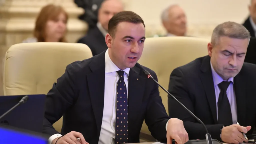 Ministrul Energiei, Bogdan Ivan, a sărit în apărarea președintelui Consiliului Județean Bistrița-Năsăud, Radu Moldovan, după ce procurorii Direcției Naționale Anticorupție (DNA) au efectuat percheziții la sediul instituției și la domiciliul acestuia