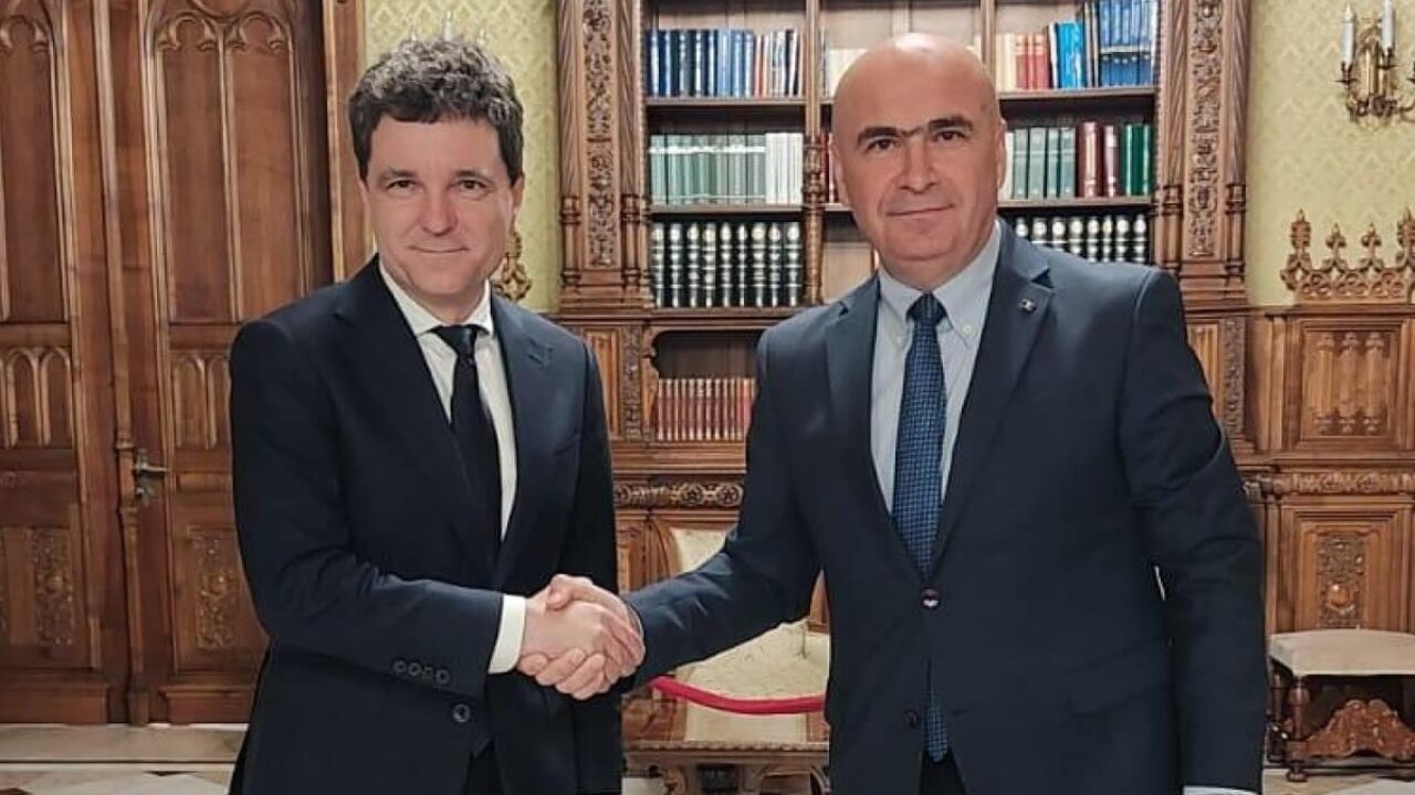 Premierul Ilie Bolojan a anunțat duminică seară că nu va demisiona din funcție, chiar dacă Partidul Social Democrat (PSD) va cere acest lucru în urma votului de luni privind retragerea miniștrilor din guvern