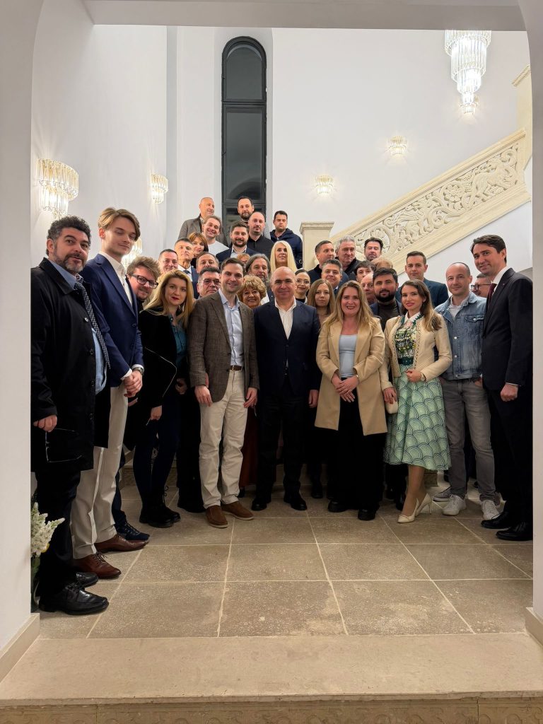 Premierul Ilie Bolojan a respins zvonurile privind demisia sa din funcție, în cadrul unei vizite neașteptate la sediul PNL din București