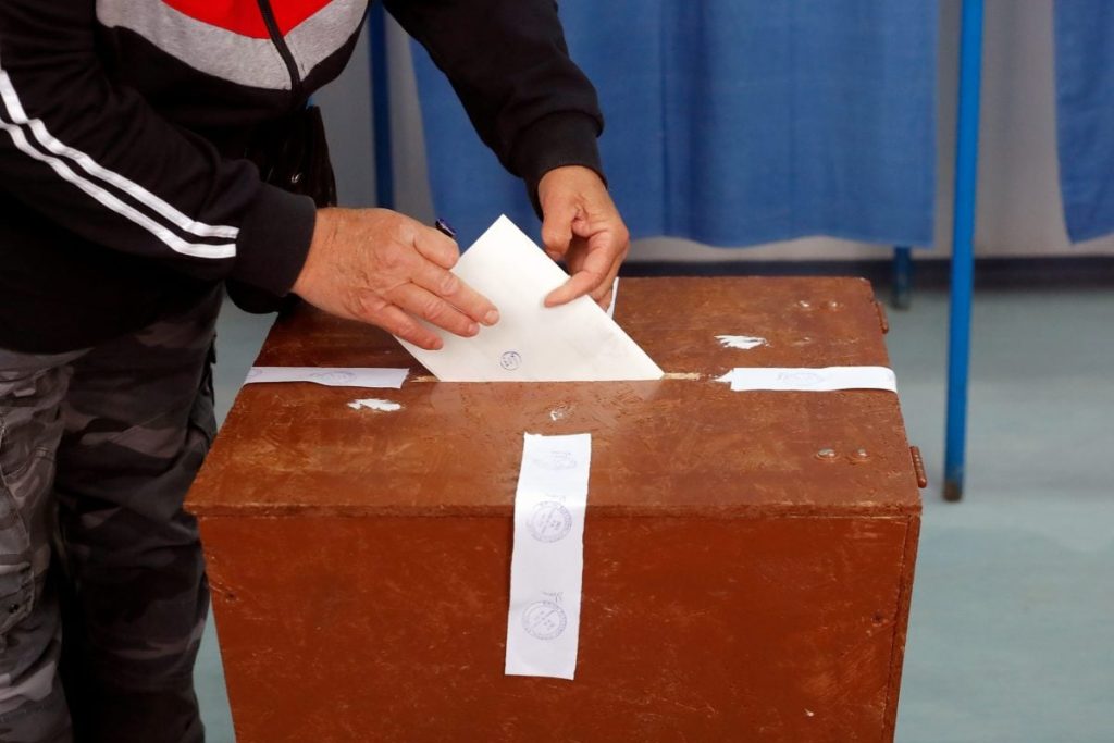 AUR, în ușoară scădere, PSD crește ușor în preferințele electoratului Un sondaj recent arată o ușoară scădere a preferințelor pentru AUR, în timp ce PSD înregistrează o creștere modestă