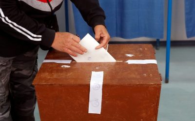 AUR, în ușoară scădere, PSD crește ușor în preferințele electoratului Un sondaj recent arată o ușoară scădere a preferințelor pentru AUR, în timp ce PSD înregistrează o creștere modestă