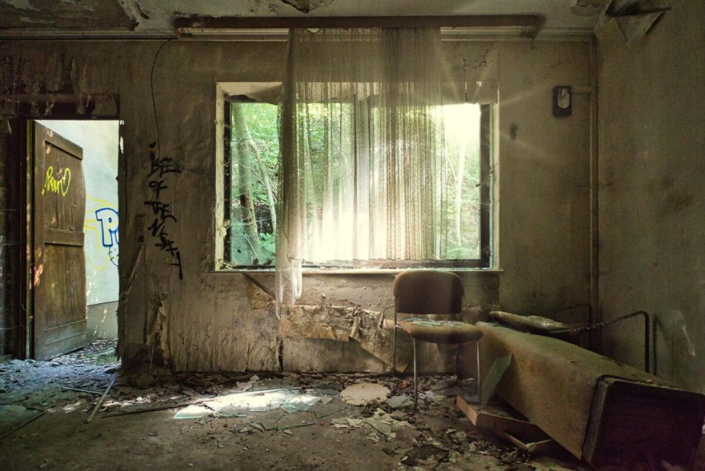 Un conac britanic cu o istorie regală, situat în apropierea Aeroportului Heathrow, zace pustiu la mai bine de șase decenii de la abandonare