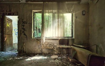 Un conac britanic cu o istorie regală, situat în apropierea Aeroportului Heathrow, zace pustiu la mai bine de șase decenii de la abandonare