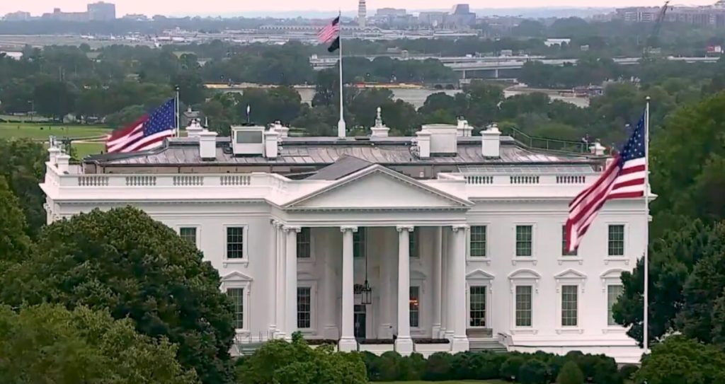 Casa Albă avertizează angajații împotriva utilizării informațiilor confidențiale pentru speculații pe piețele de predicții Administrația de la Washington a emis un avertisment clar pentru angajații săi, interzicând utilizarea informațiilor guvernamentale nepublice pentru a face pariuri pe piețele de predicții online