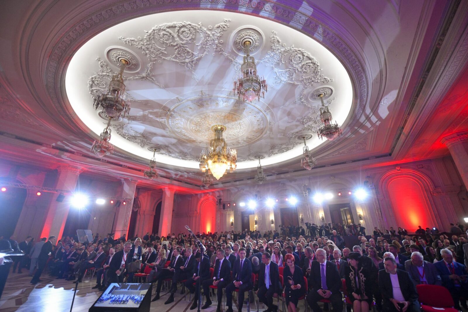 Social-democrații au votat pentru retragerea sprijinului politic acordat premierului Ilie Bolojan, declanșând o criză politică analizată de presa din Ungaria, care anticipează posibile scenarii și impactul acestora asupra piețelor financiare