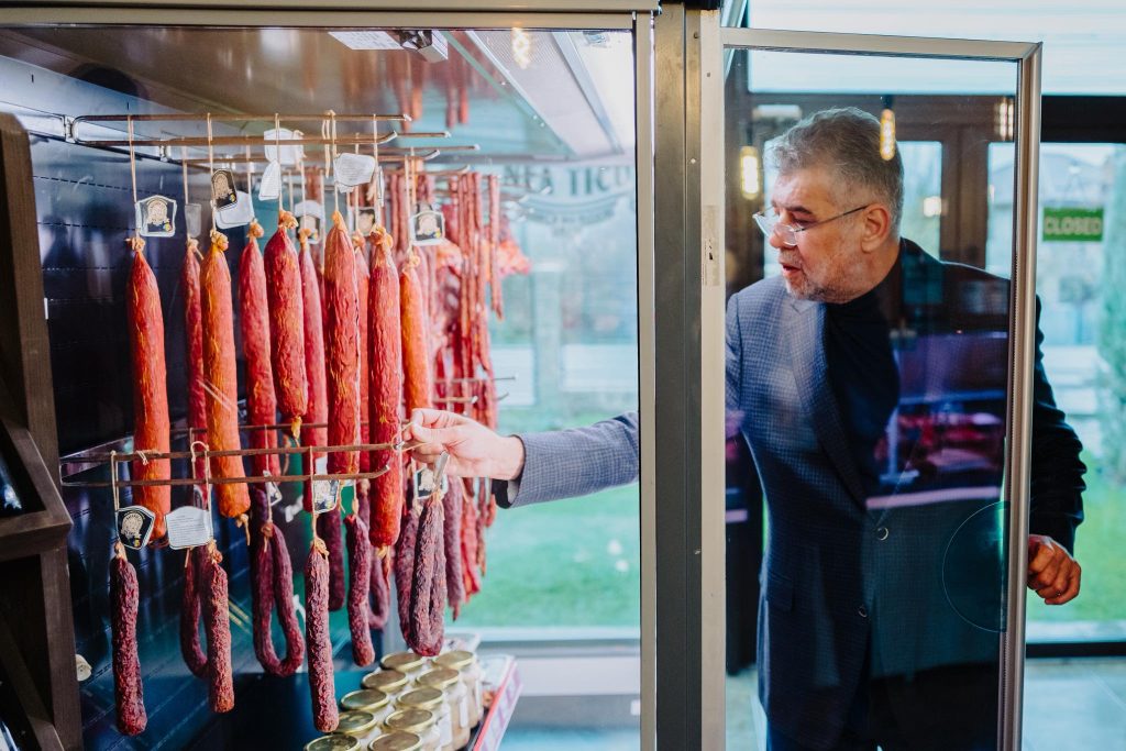 Marcel Ciolacu laudă cârnații de Pleșcoi, promovați ca brand de succes Fostul premier al României, Marcel Ciolacu, a lăudat din nou cârnații de Pleșcoi, un produs tradițional românesc care a intrat în atenția publică și a reușit să se impună pe plan internațional