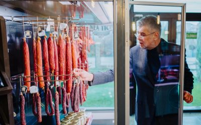 Marcel Ciolacu laudă cârnații de Pleșcoi, promovați ca brand de succes Fostul premier al României, Marcel Ciolacu, a lăudat din nou cârnații de Pleșcoi, un produs tradițional românesc care a intrat în atenția publică și a reușit să se impună pe plan internațional