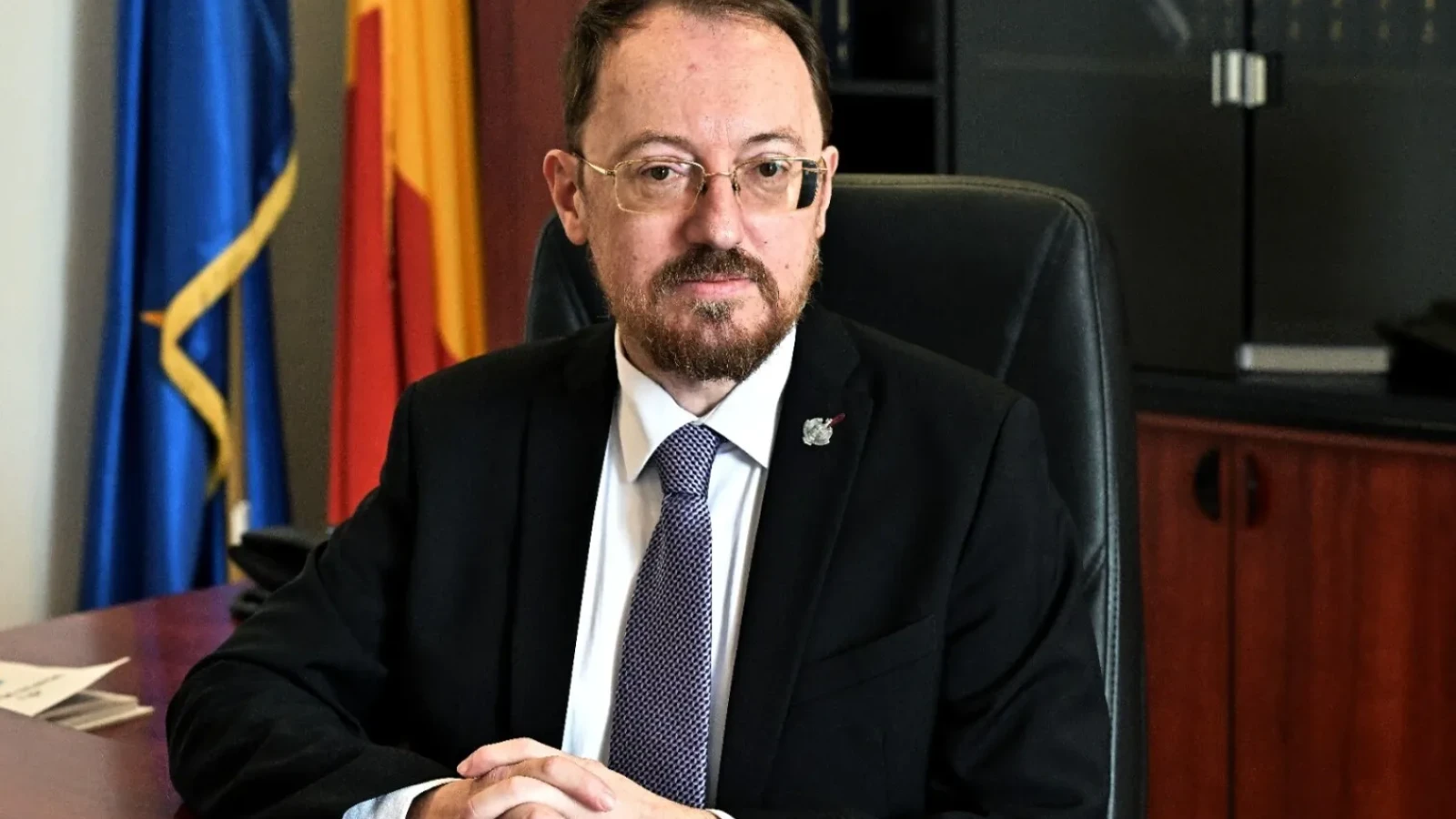 Senatorul CLEMENT SAVA a susținut o declarație politică neobișnuită în plenul Senatului, alegând să abordeze semnificația spirituală a Săptămânii Patimilor, în locul unor subiecte politice curente