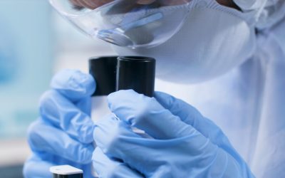 O echipă de cercetători lucrează la o abordare inovatoare în lupta împotriva cancerului, utilizând o bacterie modificată genetic pentru a ataca tumorile solide