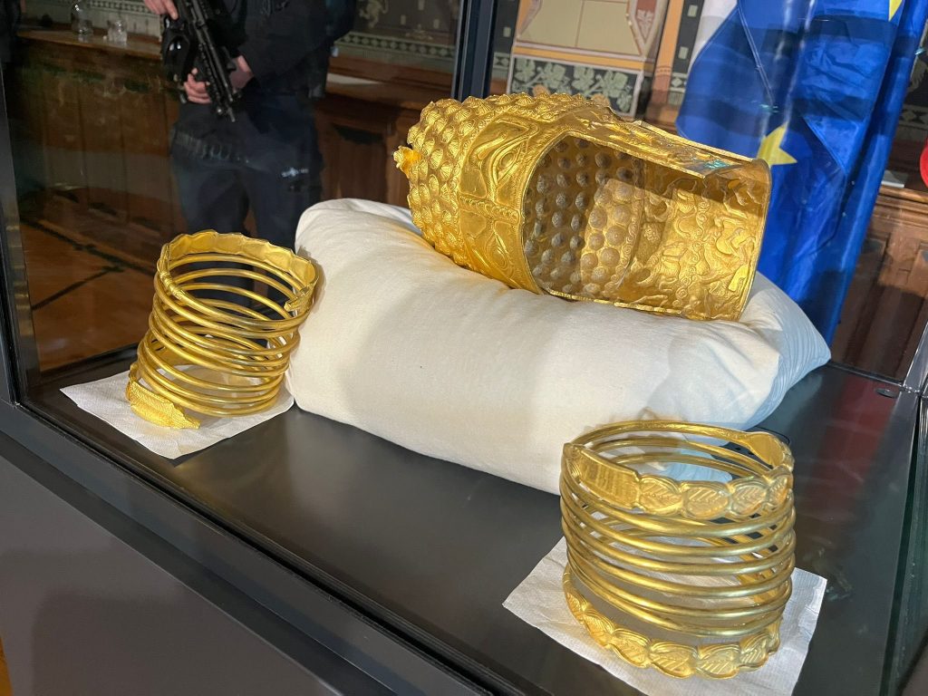 Coiful de la Cotofenești și brățările dacice revin acasă: Tezaurul furat va fi expus la București Coiful de la Cotofenești și două brățări de AUR, artefacte de o valoare inestimabilă, furate în ianuarie 2025, se întorc în România