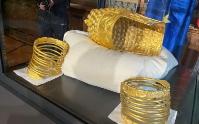 Coiful de la Cotofenești și brățările dacice revin acasă: Tezaurul furat va fi expus la București Coiful de la Cotofenești și două brățări de AUR, artefacte de o valoare inestimabilă, furate în ianuarie 2025, se întorc în România
