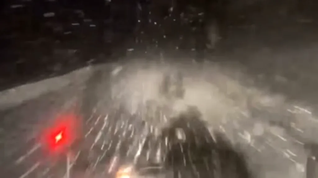 Zăpadă abundentă și blocaje rutiere în zonele montane ale României România se confruntă cu condiții meteo dificile, ninsorile abundente afectând mai multe regiuni montane