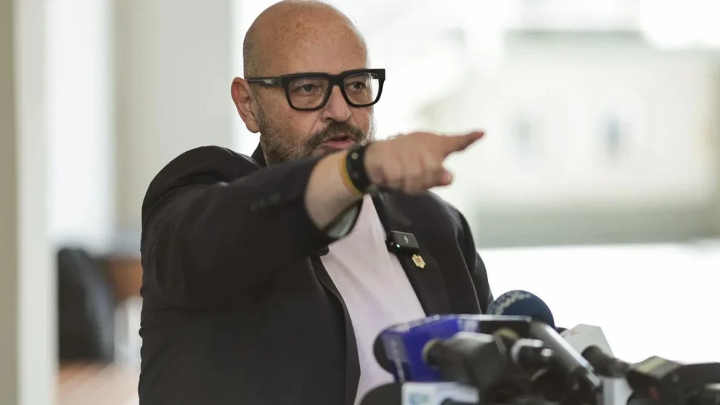 Cristian Popescu Piedone, fostul șef al Autorității Naționale pentru Protecția Consumatorilor (ANPC) și actualul șef al Partidului Naționalist Reformarea României (PNRR), a criticat public intervenția actualei conduceri a instituției, condusă de Bekesi Csaba, într-un subiect recent