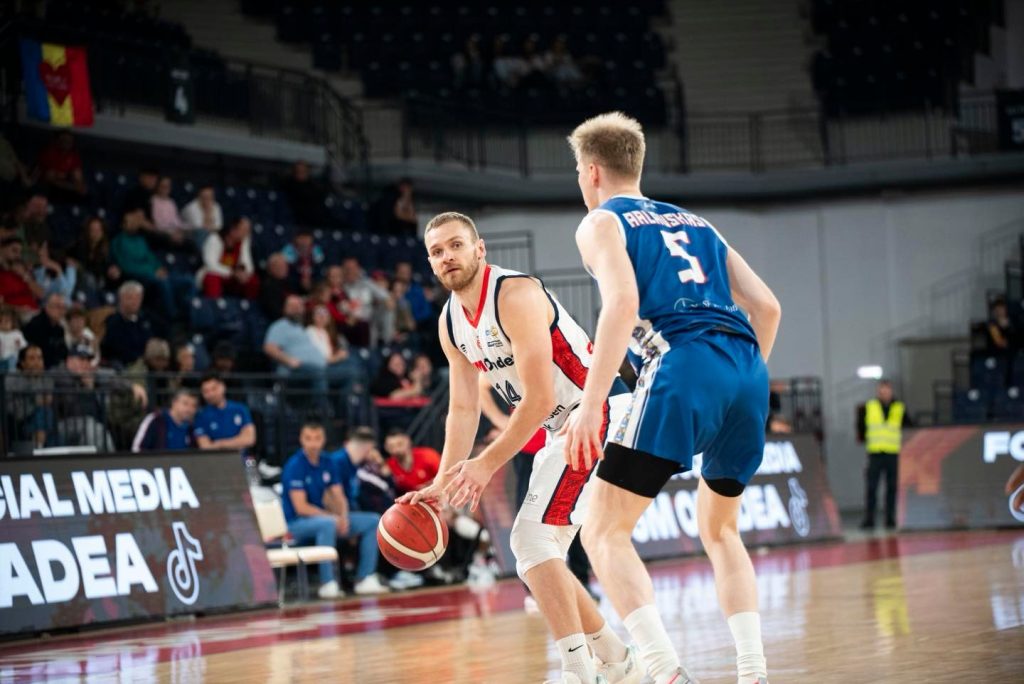 CSM CSU Raiffeisen Oradea și-a asigurat primul loc în sezonul regulat al Ligii Naționale de Baschet Masculin, după ce a învins categoric CSM Galați, cu scorul de 99-70, într-un meci disputat în avans