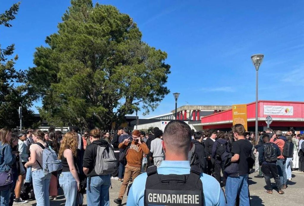 O adolescentă a fost grav rănită în urma unui atac cu cuțit într-un liceu din Ancenis, Franța, generând panică și mobilizarea rapidă a forțelor de ordine