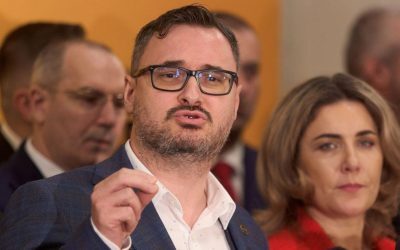 Încăierare violentă între membrii AUR, cu insulte și acuzații grave O serie de incidente recente au zguduit Partidul Alianța pentru Unirea Românilor (AUR), punând sub semnul întrebării coeziunea internă și comportamentul unor membri