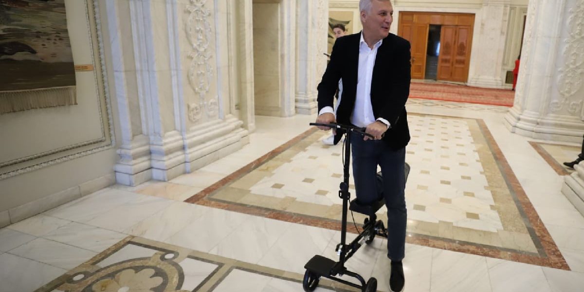daniel-zamfir-trotineta-ortopedica-in-parlament.jpg - RevistaPolitica
