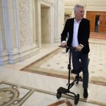 daniel-zamfir-trotineta-ortopedica-in-parlament.jpg - RevistaPolitica
