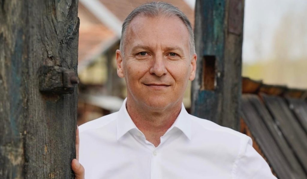 Dinu Iancu Sălăjanu, cunoscut interpret de muzică populară și lider politic, a atras atenția publicului datorită averii sale considerabile