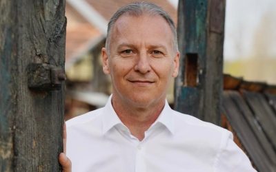 Dinu Iancu Sălăjanu, cunoscut interpret de muzică populară și lider politic, a atras atenția publicului datorită averii sale considerabile