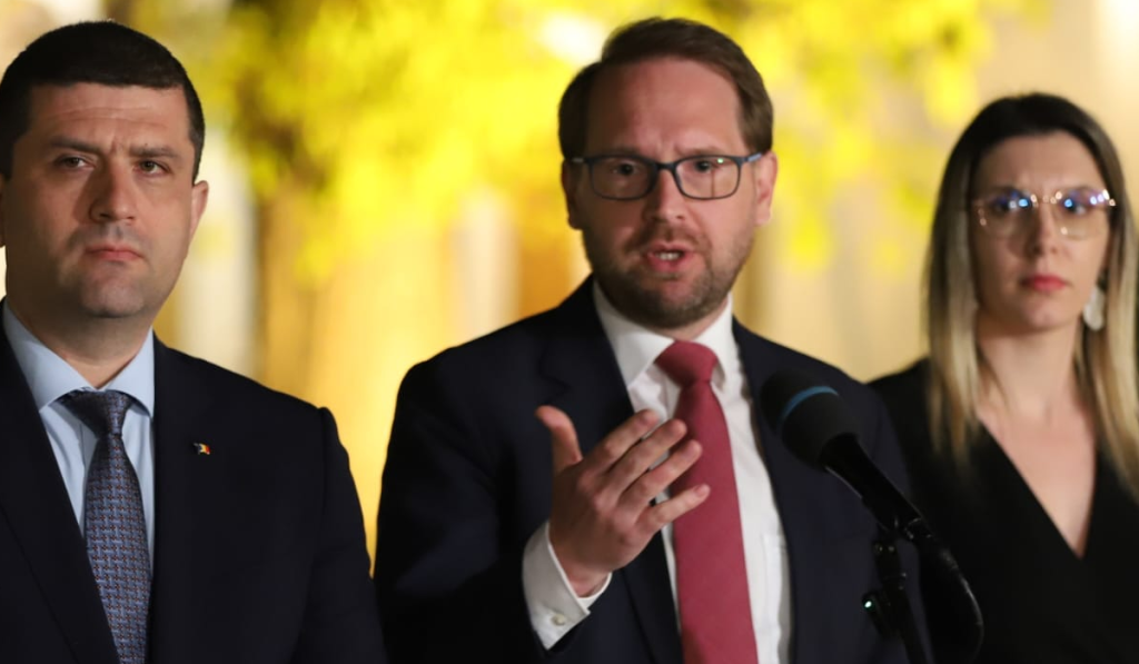Miercuri seară, Dominic Fritz a transmis de la Cotroceni un mesaj clar către PSD: social-democrații trebuie să dea dovadă de responsabilitate și să nu blocheze programele vitale pentru finanțarea României, precum PNRR sau SAFE