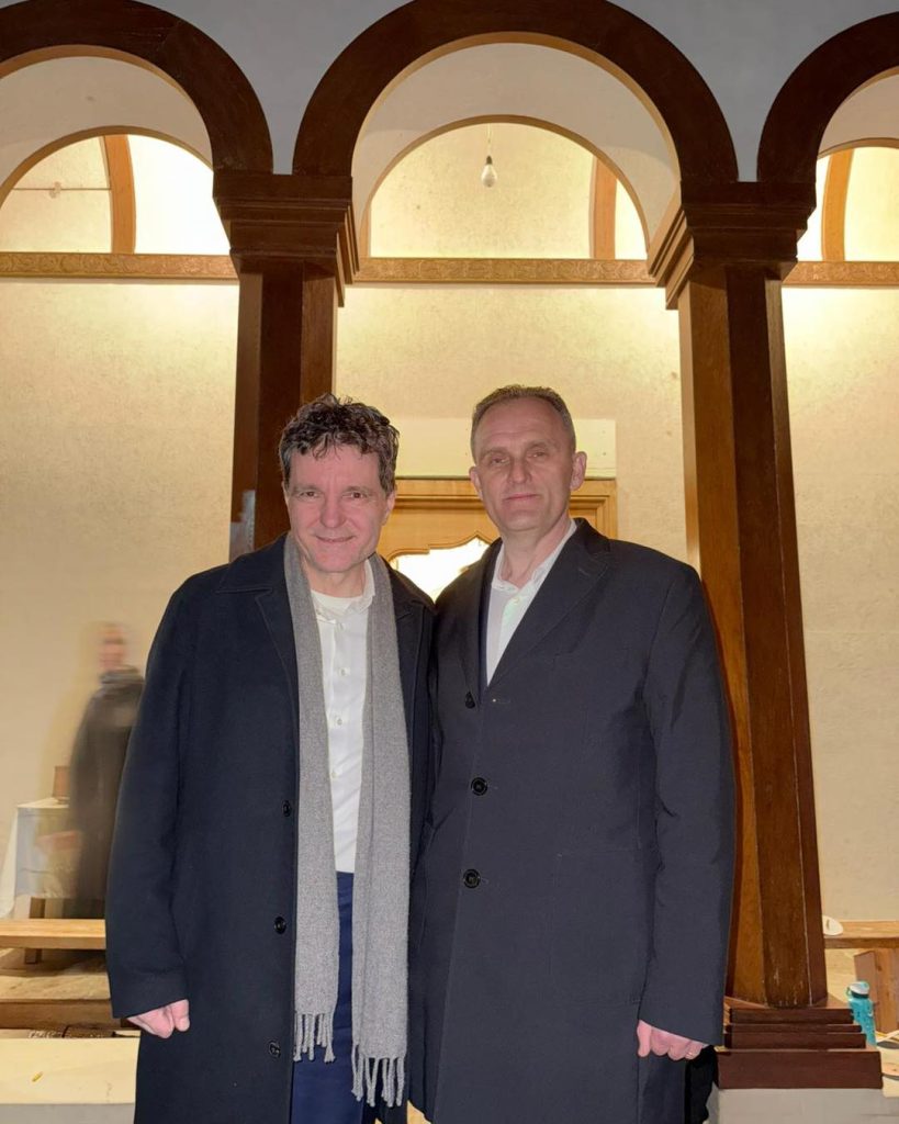 Președintele Nicușor Dan, surprins la mănăstirea Cornu în Vinerea Mare Președintele României, Nicușor Dan, a fost văzut la mănăstirea Cornu în Vinerea Mare, participând la slujba de seară