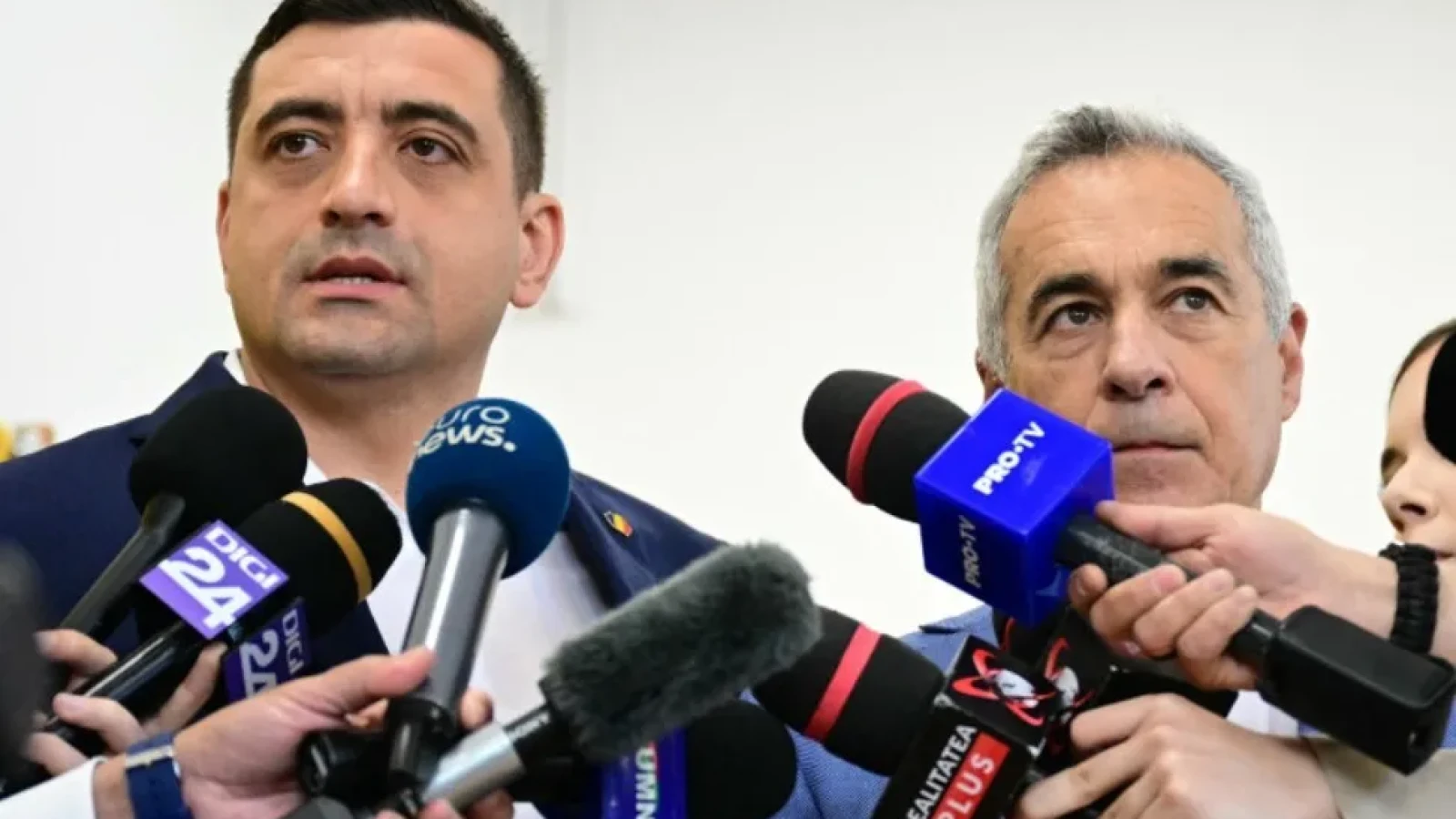 Președintele AUR, George Simion, a avut o întâlnire, vineri, la Biblioteca Națională a României, cu fostul candidat la prezidențiale Călin Georgescu