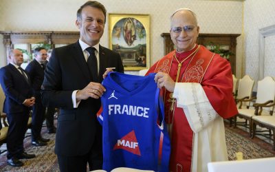 Președintele Franței, Emmanuel Macron, s-a întâlnit cu Papa Francisc la Vatican, discuțiile dintre cei doi lideri axându-se pe conflictele globale și căutarea păcii prin dialog și negociere