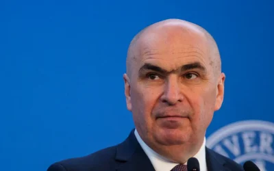 Premierul Ilie Bolojan a efectuat o vizită-surpriză la sediul PNL București, în contextul discuțiilor privind viitorul guvernării, pe fondul posibilei retrageri a sprijinului din partea Partidului Social Democrat