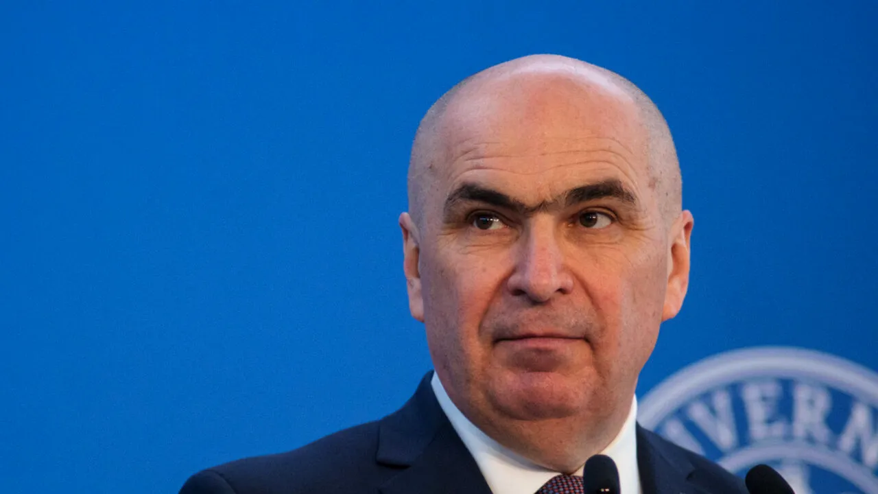 Premierul Ilie Bolojan a efectuat o vizită-surpriză la sediul PNL București, în contextul discuțiilor privind viitorul guvernării, pe fondul posibilei retrageri a sprijinului din partea Partidului Social Democrat