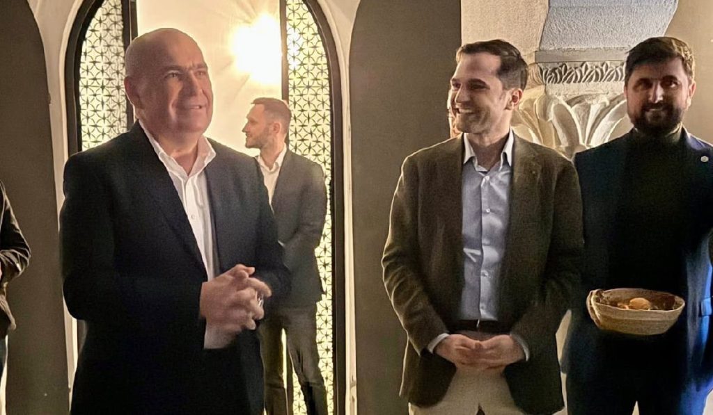 Ilie Bolojan, prezent la reuniunea de Paște a PNL București: „Când te înjură unii, e ca o binecuvântare” Ilie Bolojan, premierul României, a participat miercuri seară la reuniunea de Paște a filialei PNL București, un eveniment descris de președintele organizației, Sebastian Burduja, ca fiind „spontan, fără protocol, fără discurs pregătit”