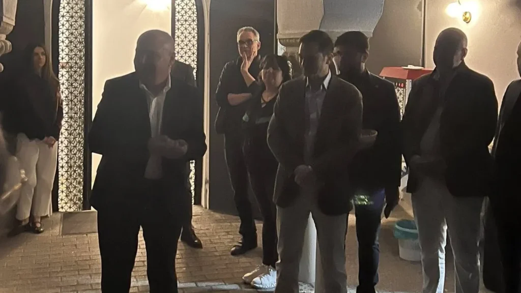 Premierul Ilie Bolojan a efectuat o vizită neanunțată la sediul PNL București, miercuri seară, unde a discutat cu membrii partidului